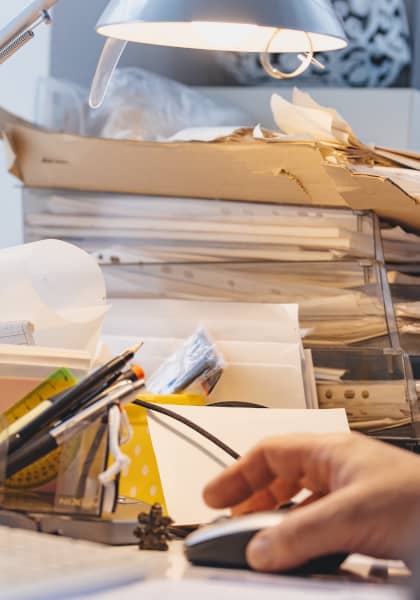 Bürochaos durch unklare Anfragen im Handwerksbetrieb