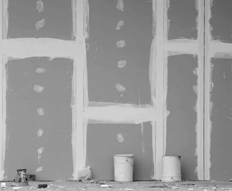 Unfertiger Innenausbau als Sinnbild für nachträgliches Improvisieren und Dauerbaustelle